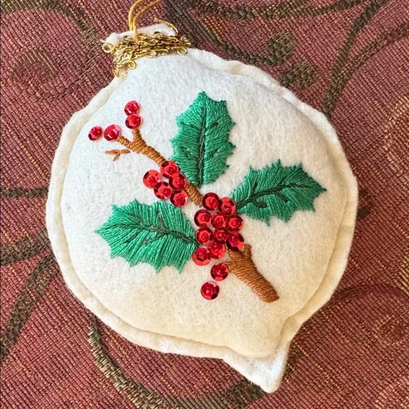 Vintage homemade embroidered holiday ornaments - Picture 10 of 16
